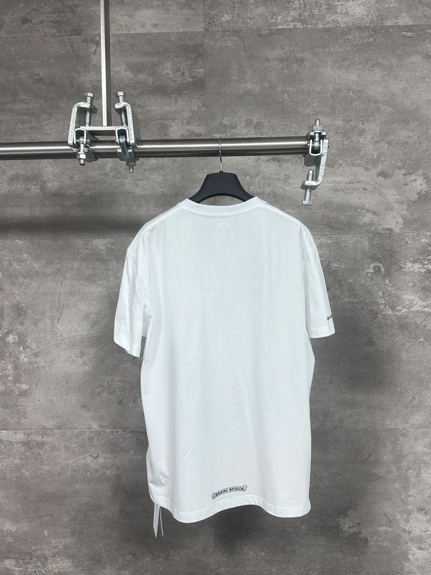 🅿️250 🔥 CH Crow Heart Classic pocket Sanskrit printed casual loose short-sleeved T-shirt, same style for men and women, black print and white color matching, code size S M L, all sizes are available in stock. Process description: Made of combed cotton high-density ice-permeable fabric, ribbed custom-woven and dyed. The printing uses imported glue printing. Every wiring detail is strictly in accordance with YB to achieve 100% restoration of ZG quality.